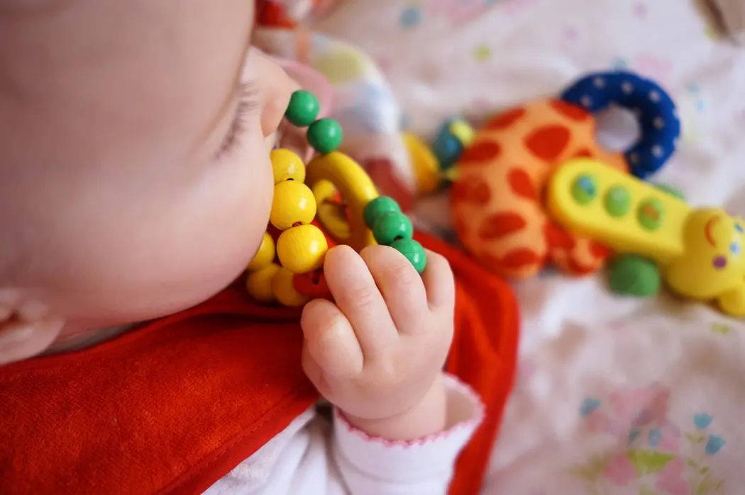 Co pomoże na bolesne ząbkowanie u niemowlaka?