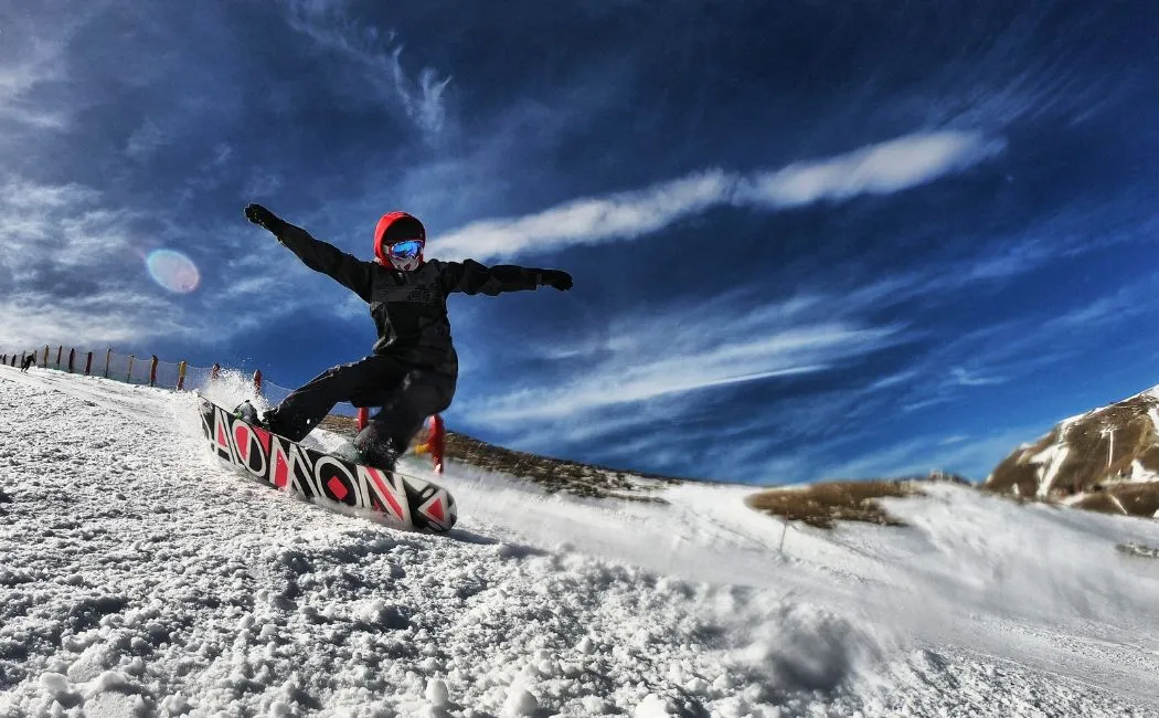 Zimowe szaleństwo na stoku - obóz snowboardowy 2025 czeka!