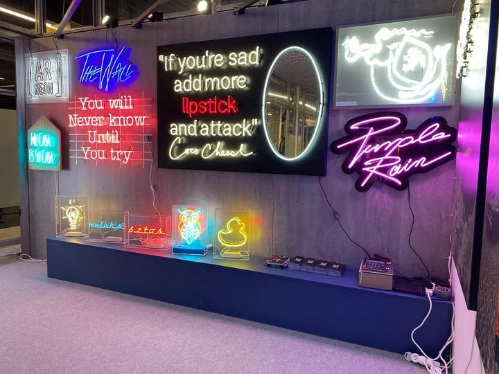 Neony w biurach i przestrzeniach coworkingowych