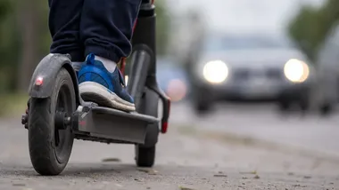 14-latek na hulajnodze zderzył się z Volvo. Rodzic dostał mandat