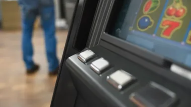 Pięć automatów i prawie 7 tys. zł. Zatrzymano 65-latka w Mińsku Mazowieckim