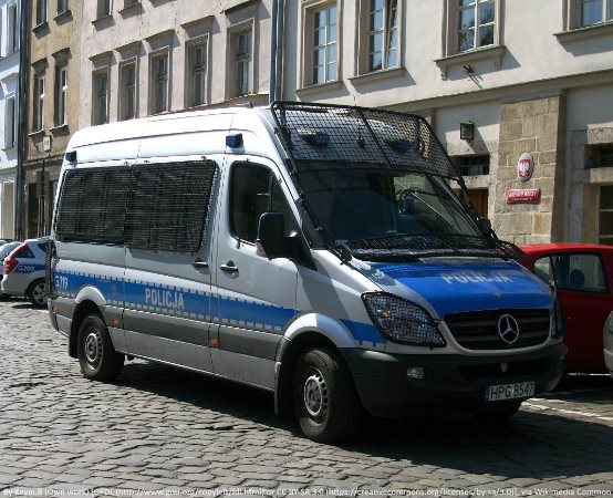 Policja Mińsk Maz.: Wracając z konwoju pomogli rannemu kierowcy ciężarówki, z której po uderzeniu w bariery wylewało się paliwo