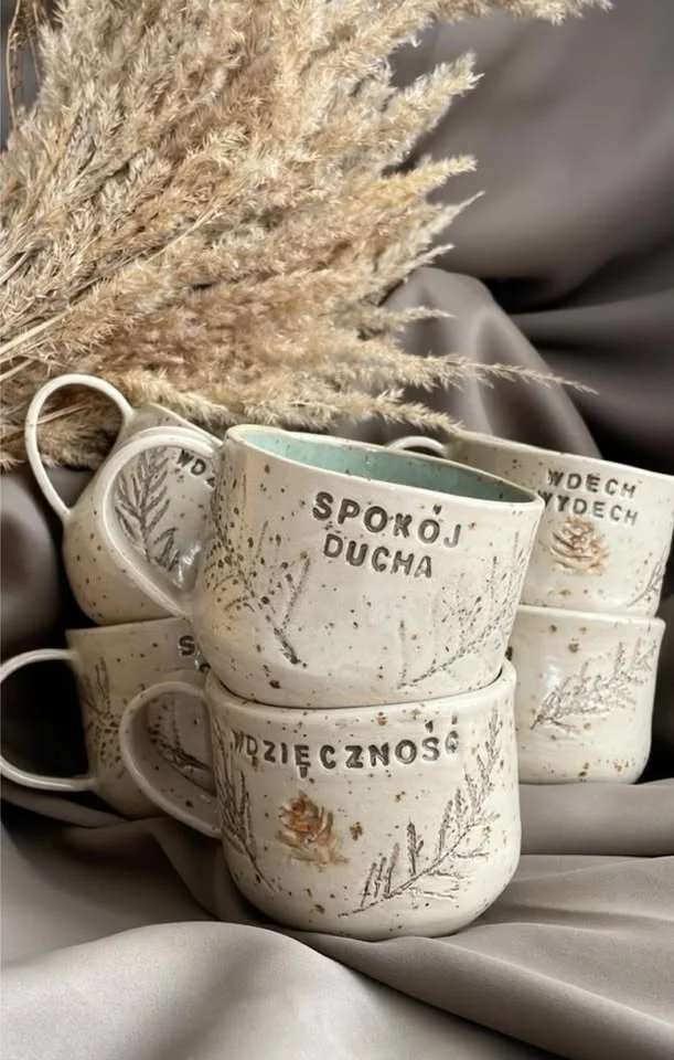 Obrazek przedstawia grafikę promocyjną wydarzenia Warsztaty ceramiczne: stwórz swój własny kubek