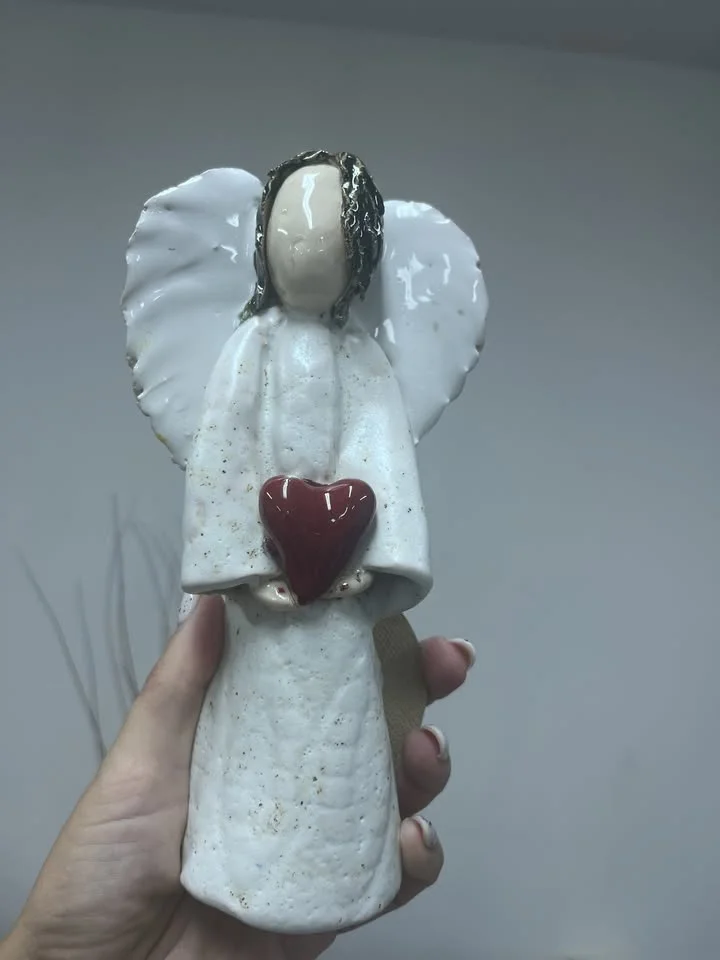 Grafika promocyjna wydarzenia Pracownia Otwarta Ceramiki — sobota pełna twórczości dla dorosłych i dzieci