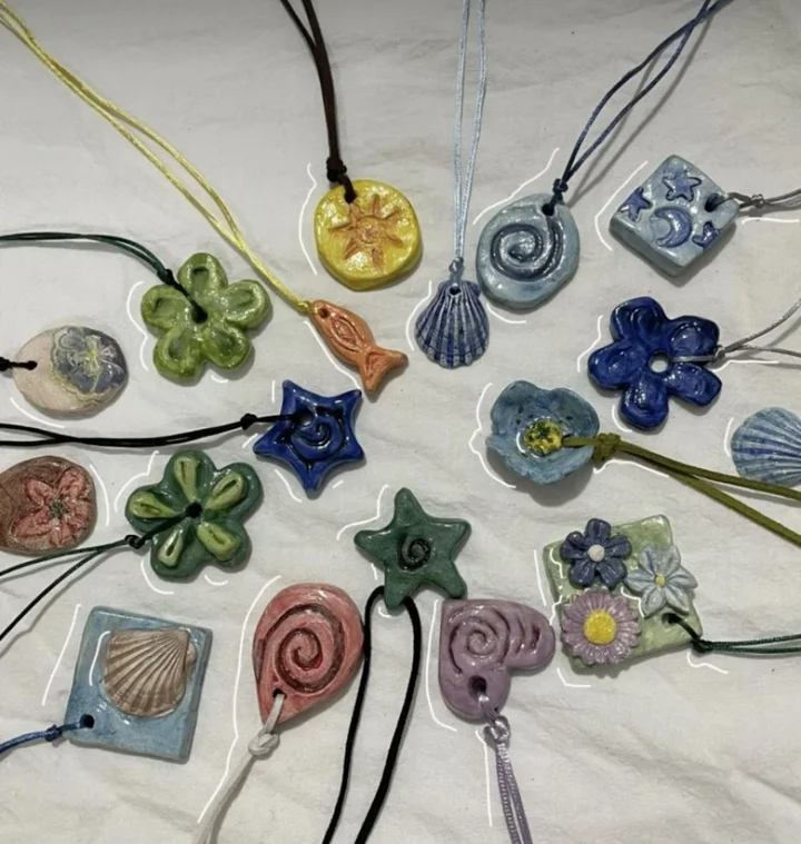 Grafika promocyjna wydarzenia Warsztaty ceramiczne dla dzieci i młodzieży – Rodzinne lepienie z gliny