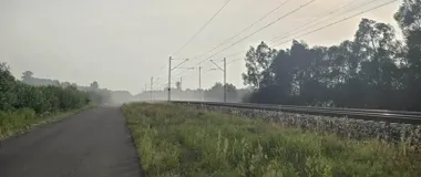 Pożar traw przy torach w Skrudzie - strażacy gasili 16 km