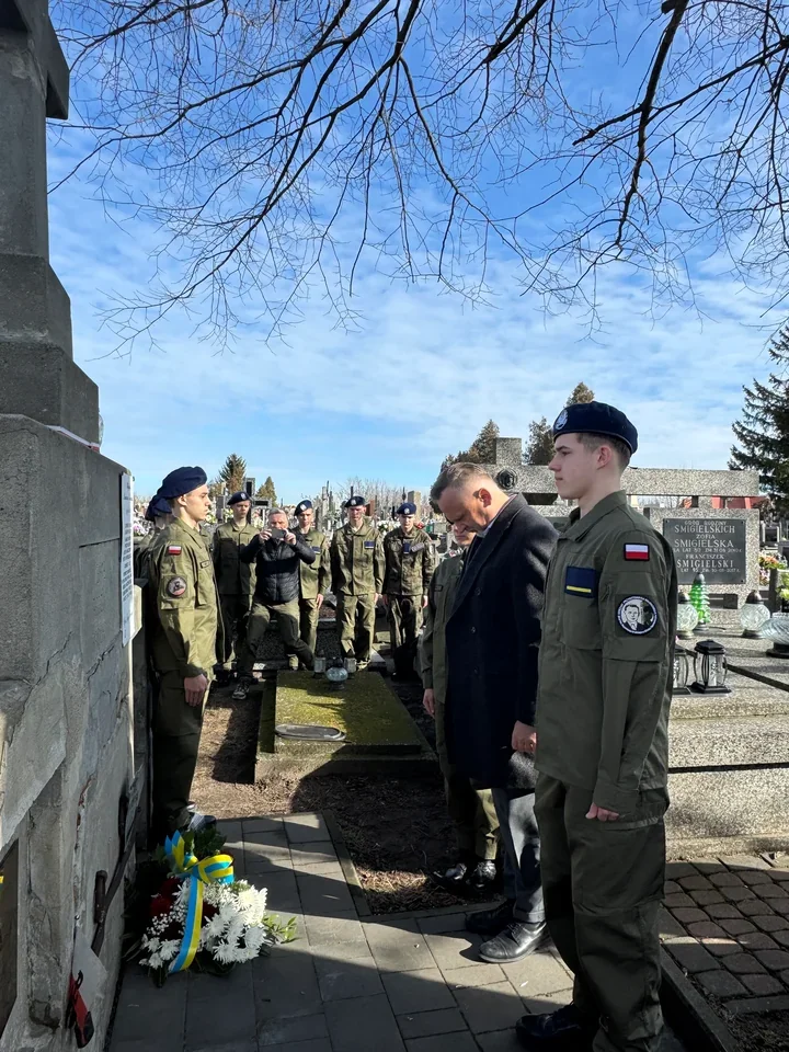 Mińsk Mazowiecki pamięta – zapłonął znicz przy tablicy upamiętniającej Hipolita Nowina-Konopkę