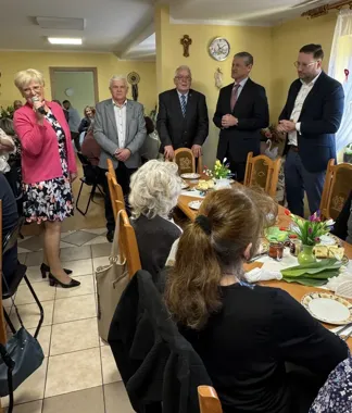 Spotkanie z okazji Dnia Kobiet w Klubie Seniora – ciepło, życzenia i rozmowy