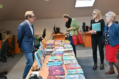 Filia biblioteki w Mińsku Mazowieckim łączy wystawy, warsztaty i nowoczesne zasoby dla szkół i przedszkoli