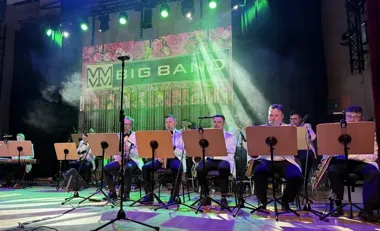 Big Band rozbrzmiał w szkole artystycznej – muzyczne święto na Dzień Kobiet
