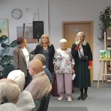 Seniorzy z Mińska Mazowieckiego pokazali efekty malarskiej przygody