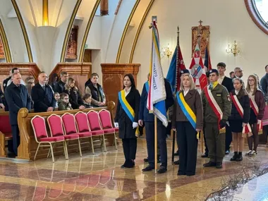 Nowa tablica i spacer po dawnych koszarach ożywiły pamięć o ułanach