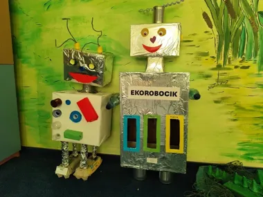 Przedszkolaki zamieniły liczbę w zabawę – geometryczne konstrukcje z recyklingu