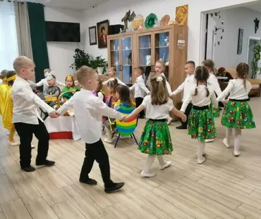 Przedszkolne „Pszczoły” rozgrzały serca seniorów przed Wielkanocą