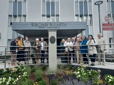 Seniorzy z Serocka poznali Mińsk z bliska. Na koniec wsiedli do elektrycznego autobusu
