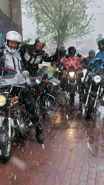 Zabytkowe motocykle ruszyły w śnieg. Miński rajd znów zaskoczył