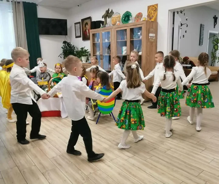 Przedszkolne „Pszczoły” rozgrzały serca seniorów przed Wielkanocą