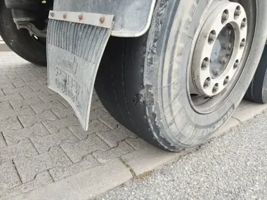 Policjanci przerwali jazdę ciężarówki na MOP Arynów. Stan opon był zły