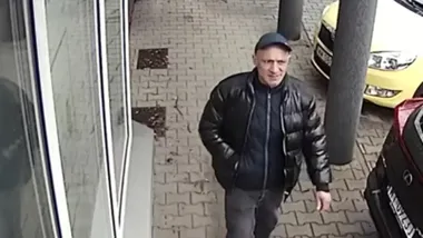 Z zaparkowanego auta zniknęła saszetka - policja szuka tego mężczyzny