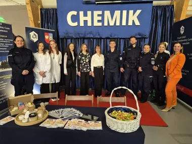 Mundurowa ścieżka przyciągnęła uczniów - policjanci z Mińska Mazowieckiego na giełdzie szkół