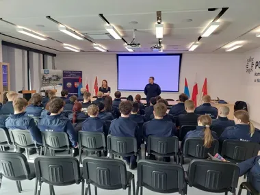 Uczniowie z Mrozów weszli za kulisy komendy i poznali policję od środka